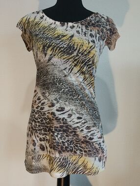 Women's Short Sleeve Animal Print Tee in Beige and Yellow